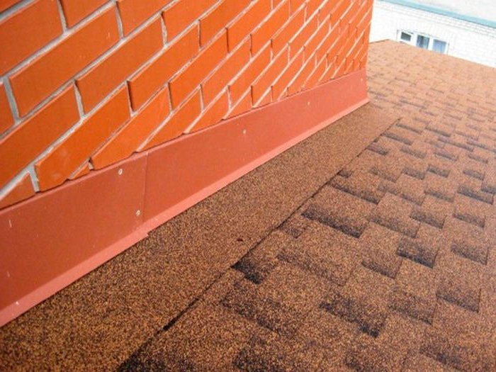 примикання бітумної черепиці до стіни